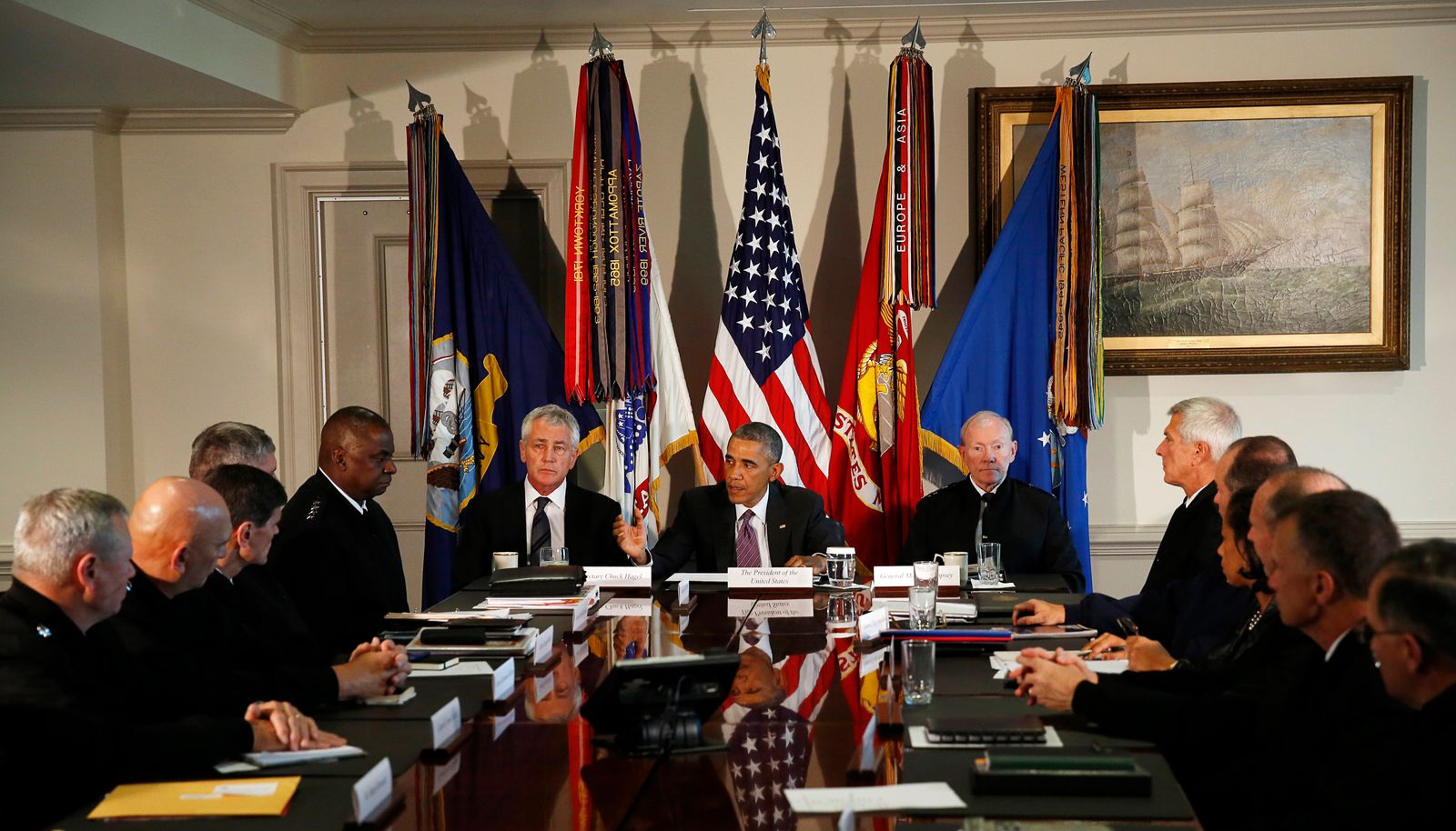 الرئيس الأميركي السابق باراك أوباما خلال لقاء مع القيادة العسكرية العليا لتلقي إحاطة حول حملة محاربة تنظيم داعش، في البنتاغون في واشنطن 8 أكتوبر 2014 - Reuters