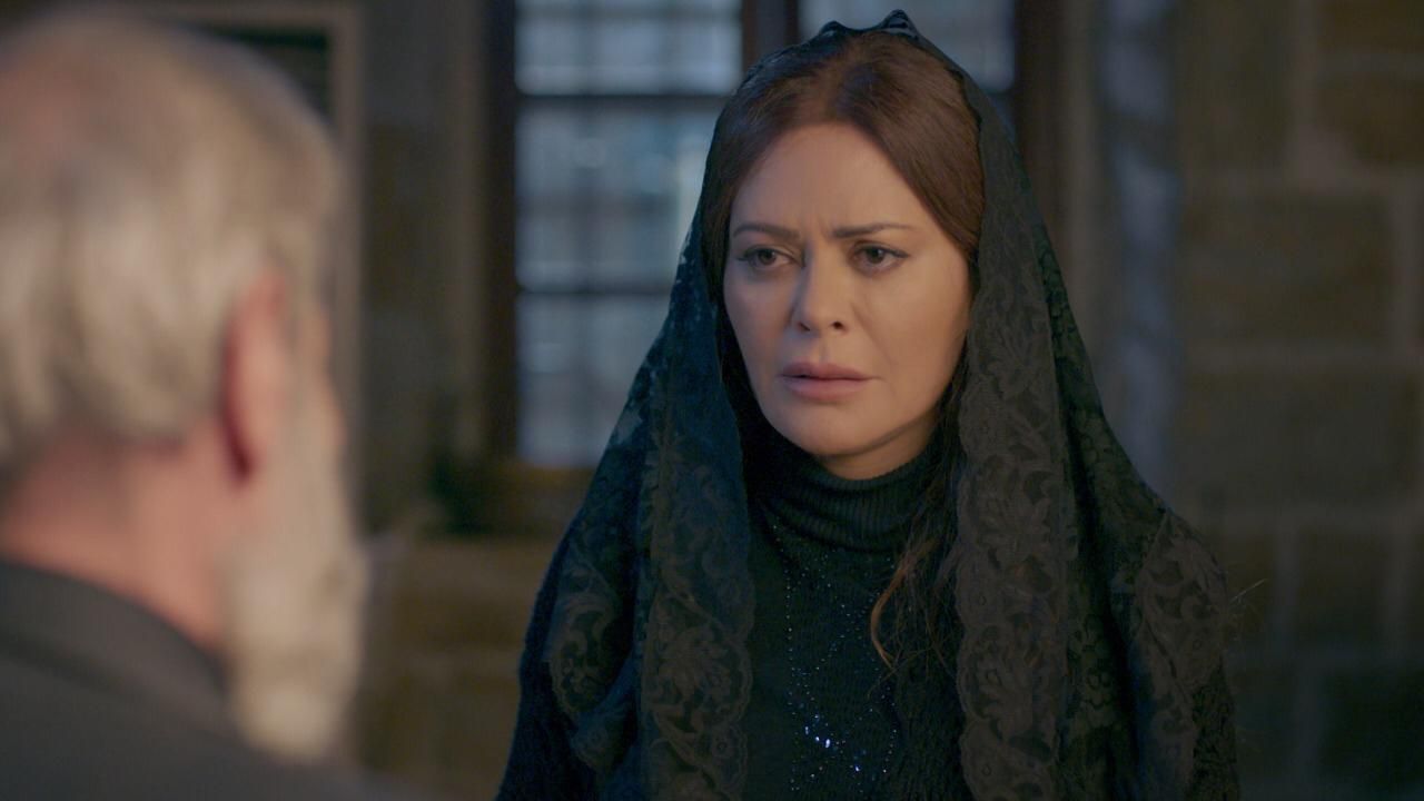 كارمن لبّس في مشهد من مسلسل بالقلب.