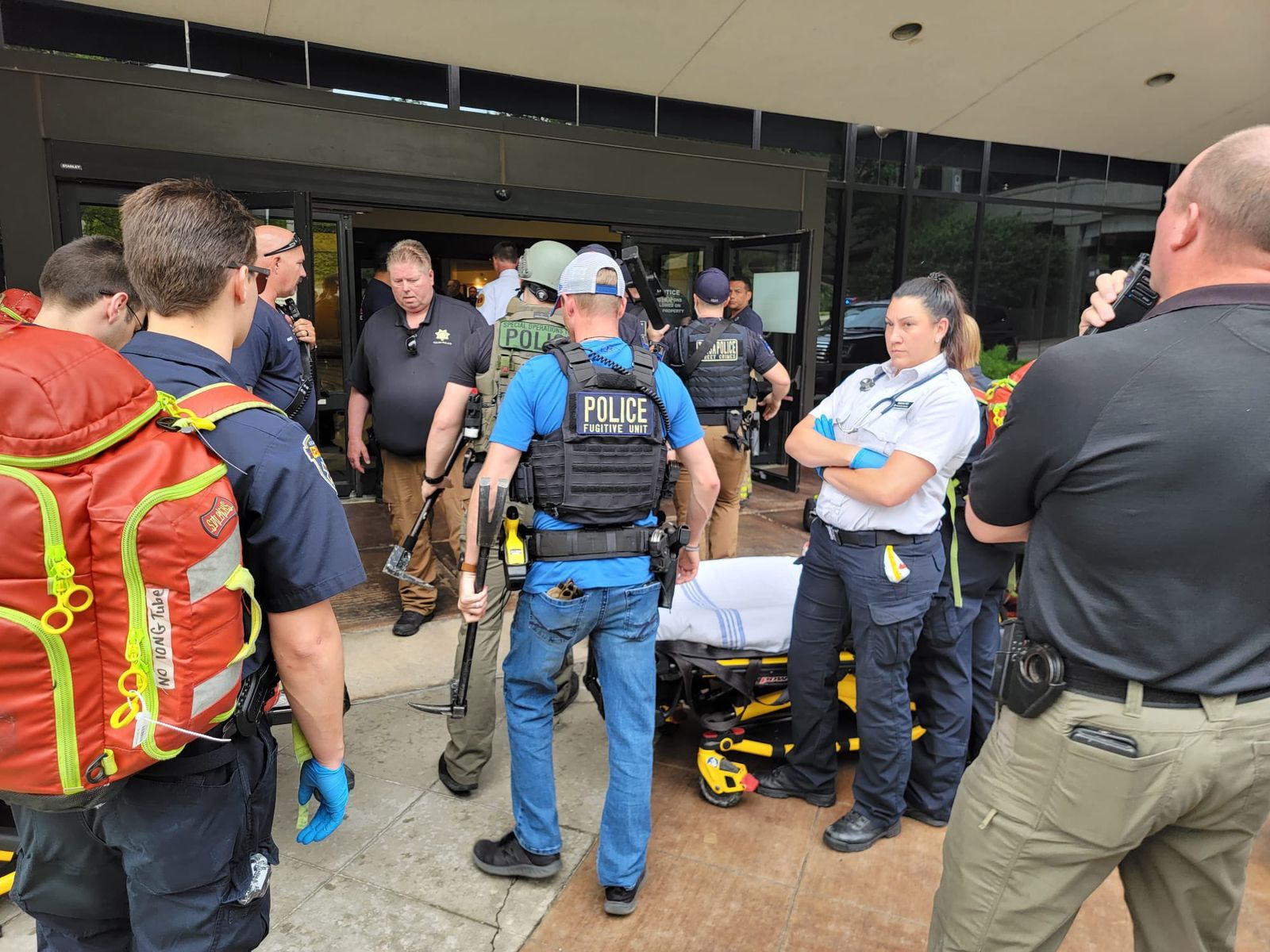 أفراد الشرطة ومسعفون في مستشفى سان فرانسيس في مدينة تولسا بولاية أوكلاهوما الأميركية بعد الهجوم- 1 يونيو 2022 - TWITTER