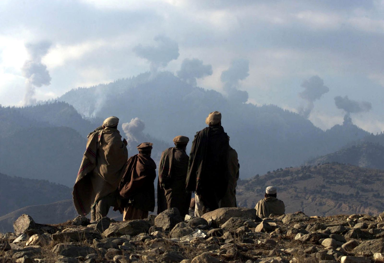 مقاتلون من تحالف الشمال المعادي لطالبان خلال القصف على تورا بورا في أفغانستان 16 ديسمبر 2001  - REUTERS