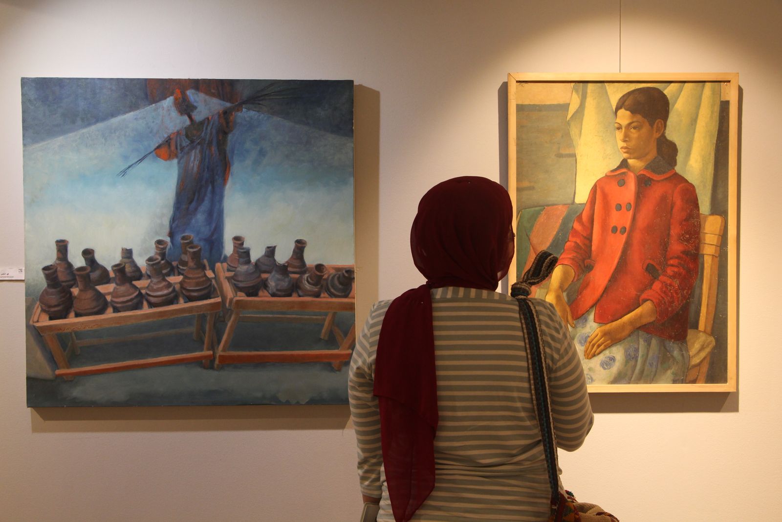 زائرة تشاهد لوحات معرض مختارات عربية بالقاهرة - الشرق