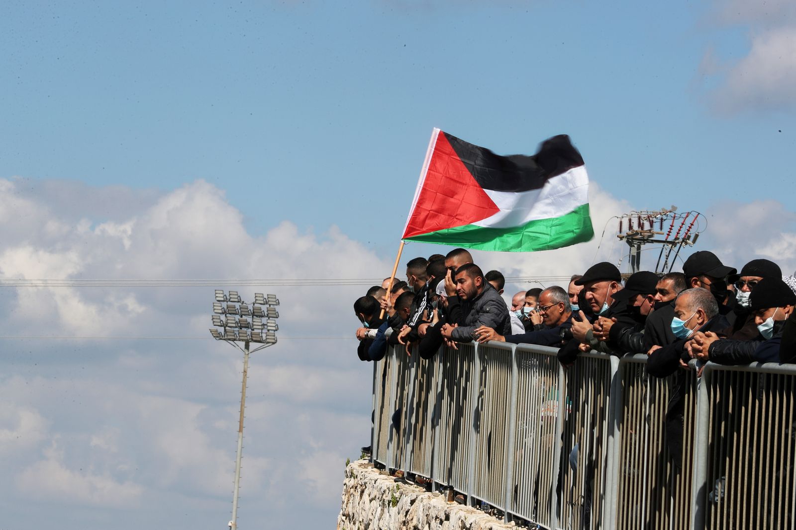 فلسطينيو الداخل الإسرائيلي يرفعون علم فلسطين في مدينة أم الفحم- 16 مارس 2021 - REUTERS