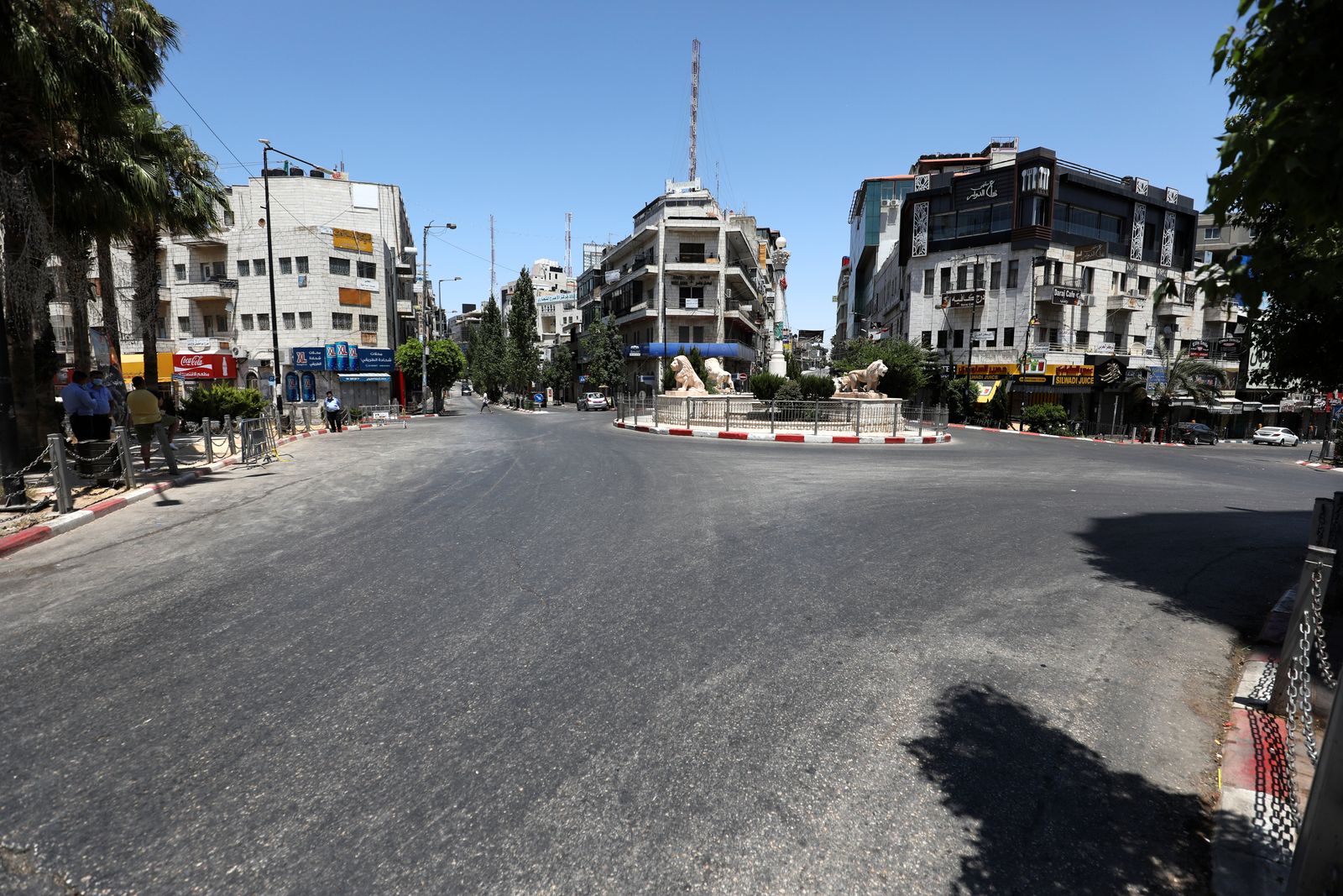 شارع في مدينة رام الله بالضفة الغربية خال من المارة خلال الإجراءات التي اتخذتها السلطة الفلسطينية لاحتواء تفشي الفيروس 17 يوليو 2020 - AFP