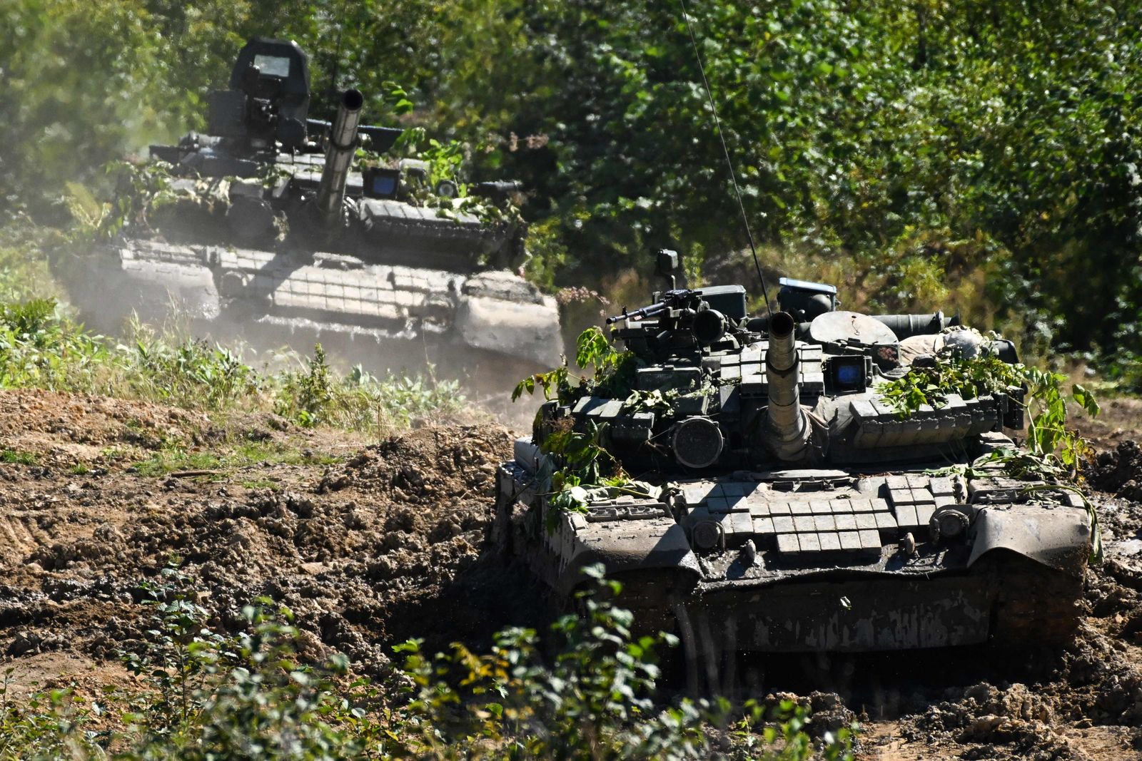 دبابات روسية من طراز T-80 تشارك في مناورات 