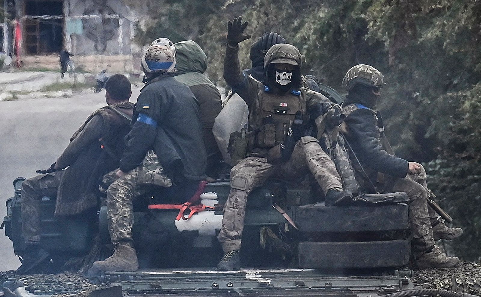 Ukrainian soldiers sit atop a tank in Izyum, Kharkiv Region, eastern Ukraine on September 14, 2022, amid the Russian invasion of Ukraine. (Photo by Juan BARRETO / AFP) - AFP