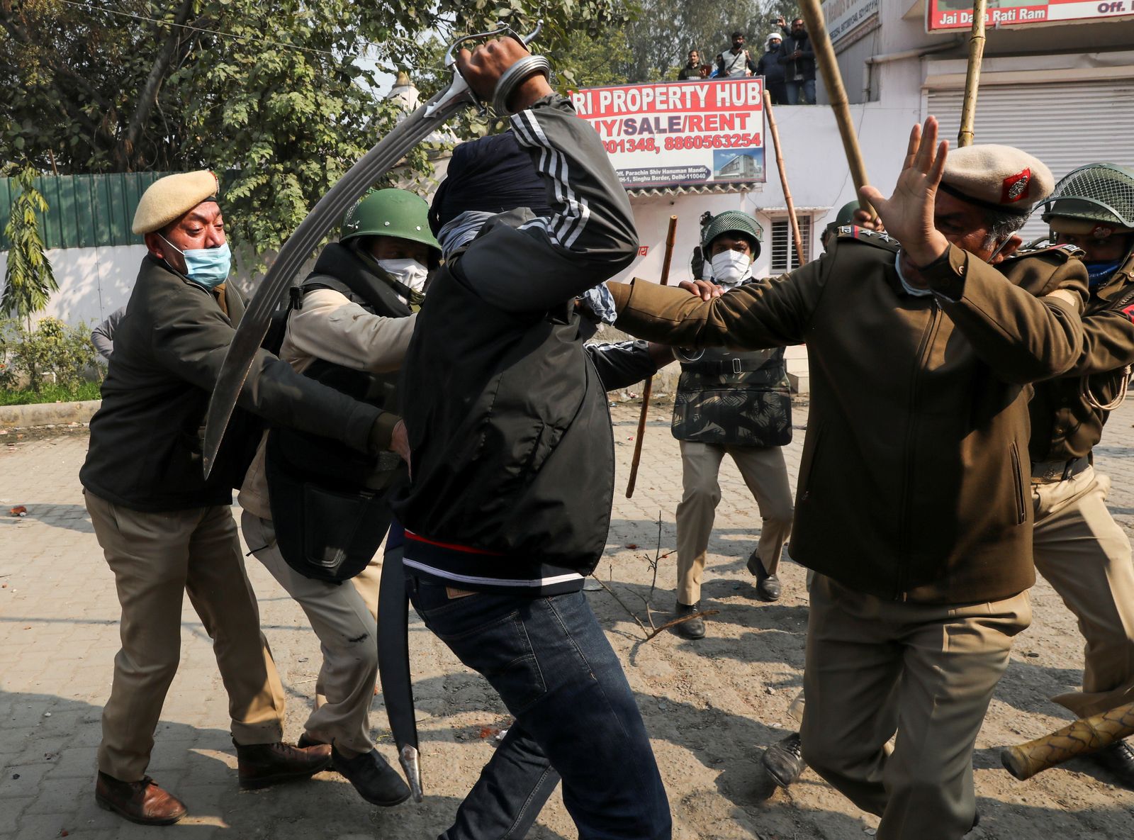 مواجهات بين قوات الشرطة و عدد من المتظاهرين المحتجين على تطبيق قوانين زراعية جديدة بالقرب من العاصمة الهندية نيودلهي - REUTERS