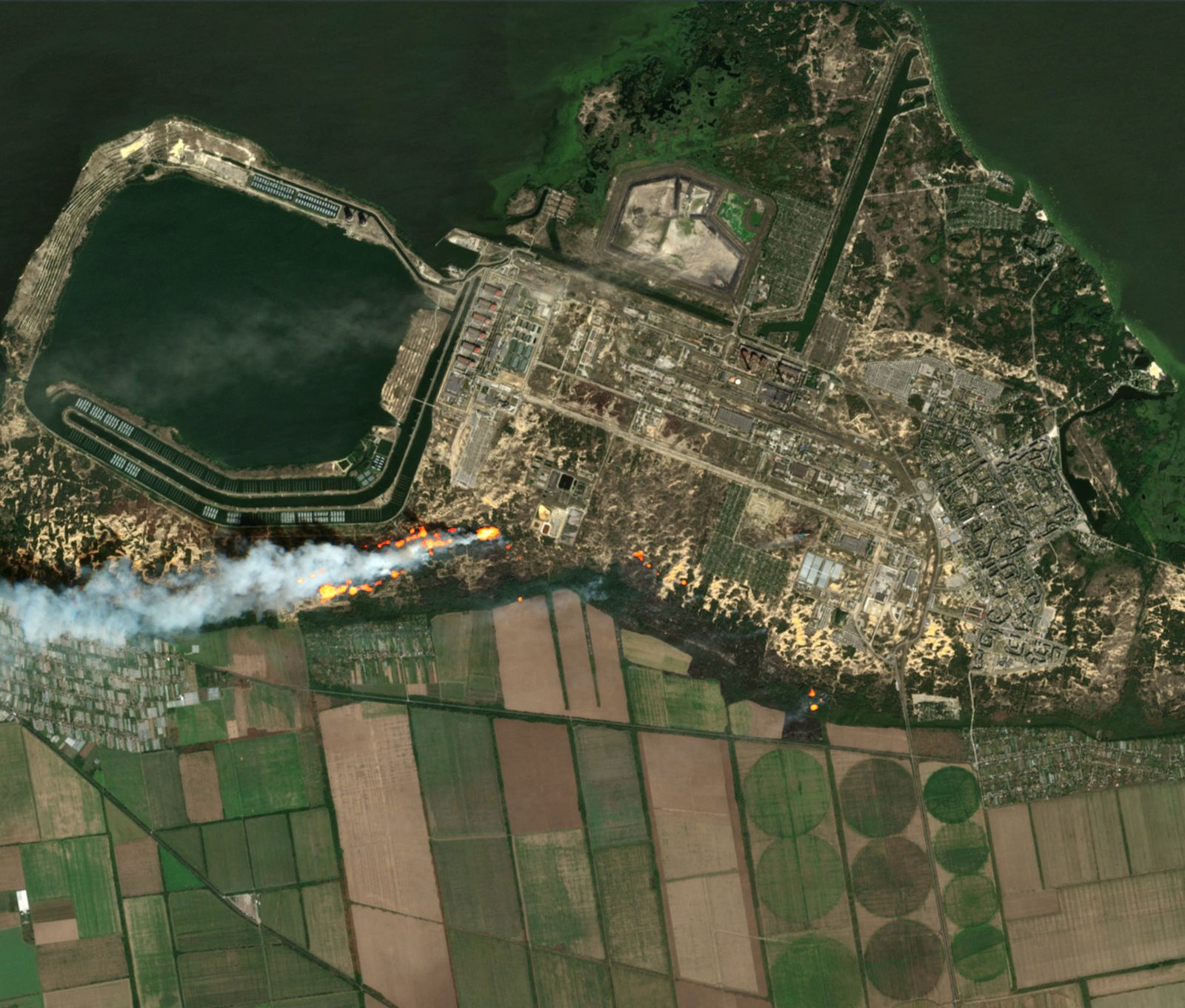 صورة جوية لحريق محطة زابوريجيا للطاقة النووية بأوكرانيا - 25 أغسطس 2022 - via REUTERS