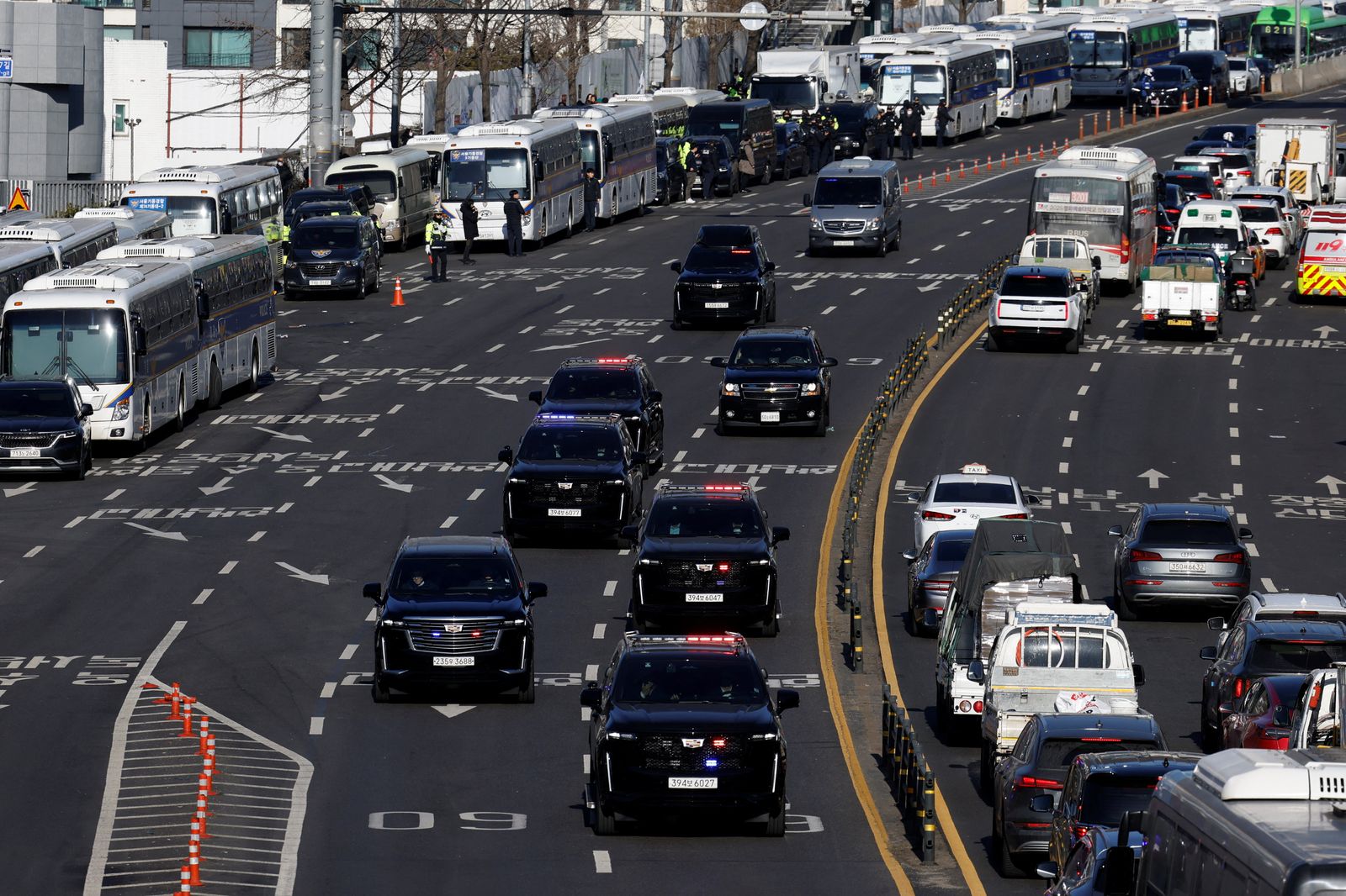 A motorcade believed to be carrying impeached South Korean President Yoon Suk Yeol following his arrest drives down a road, in Seoul, South Korea, January 15, 2025. REUTERS/Tyrone Siu