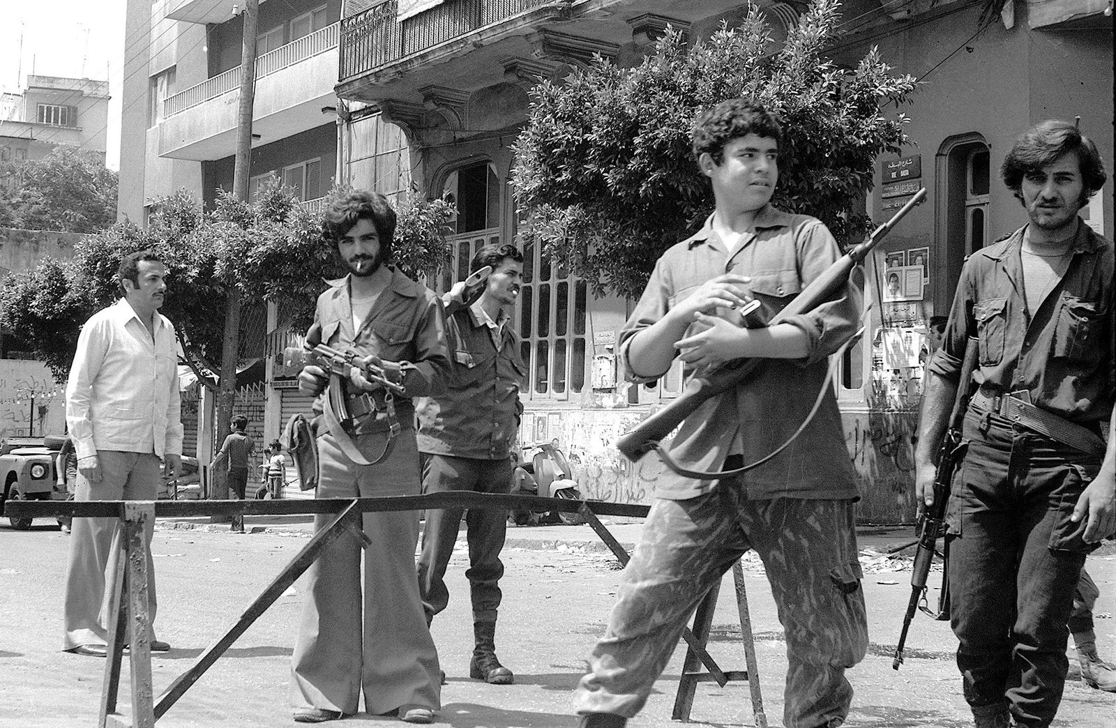 ميليشيا لبنانية في نقطة تفتيش بمنطقة البربير غرب بيروت تحرس - أبريل 1975  - AFP