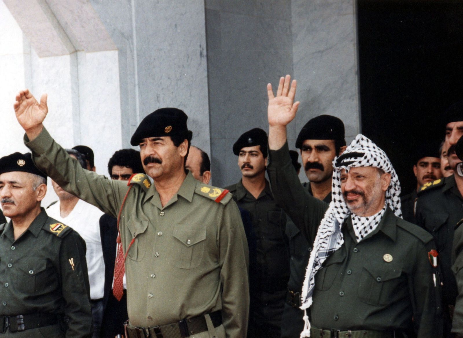 الرئيس الفلسطيني الراحل ياسر عرفات إلى جانب الرئيس العراقي الراحل صدام حسين في بغداد- 22 أكتوبر 1988 - REUTERS