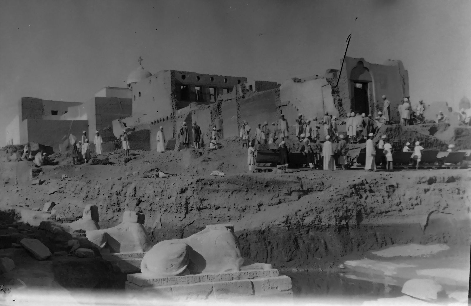 صورة تاريخية لعمليات التنقيب عن الآثار في المنطقة