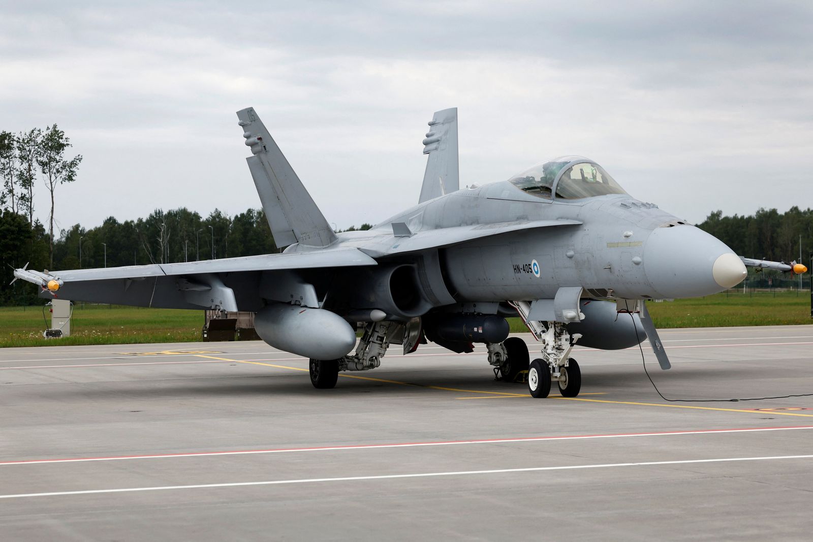طائرة حربية طراز F-16 تابعة للقوات الجوية الفنلندية في قاعدة 