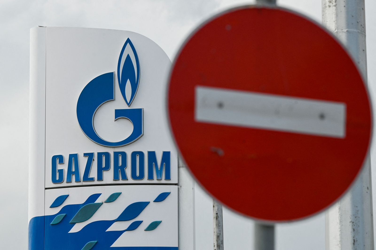 شعار شركة الطاقة الروسية العملاقة غازبروم في إحدى محطات الوقود في صوفيا، بلغاريا 27 أبريل 2022  - AFP