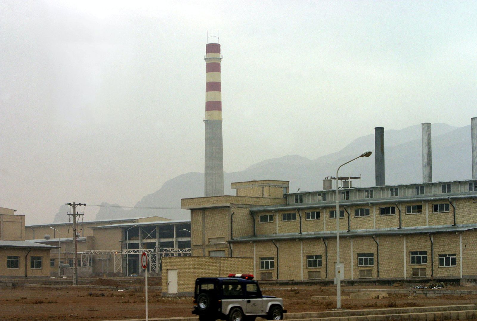  سيارة أمن أمام منشأة نطنز النووية جنوب طهران، 20 نوفمبر 2004 - Stringer