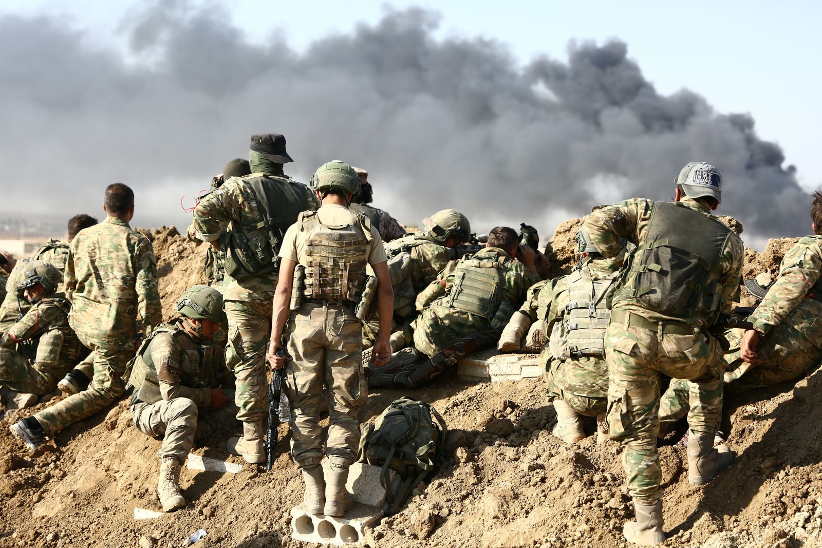 قوات تركية ومقاتلون سوريون يتجمعون خارج رأس العين خلال هجومهم على بلدات حدودية يسيطر عليها الأكراد في شمال شرقي سوريا، 12 أكتوبر 2019  - AFP