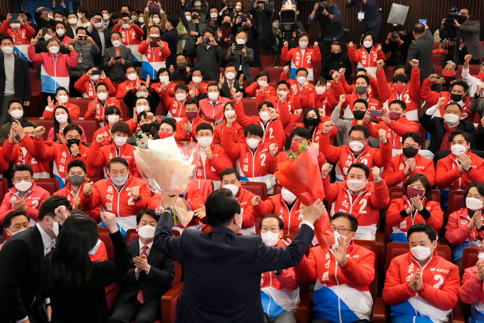 يون سوك-يول يحي أعضاء حزب سلطة الشعب المعارض - 9 مارس 2022 - AFP