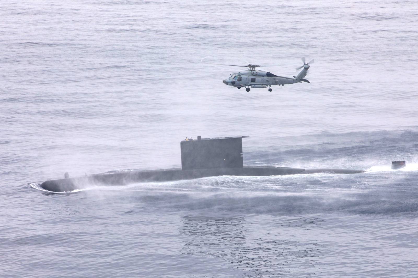 صورة نشرها الأسطول الأميركي في منطقة الباسيفيك لمروحية من طراز MH-60R Sea Hawk ترافق غواصة. 15 سبتمبر 2025