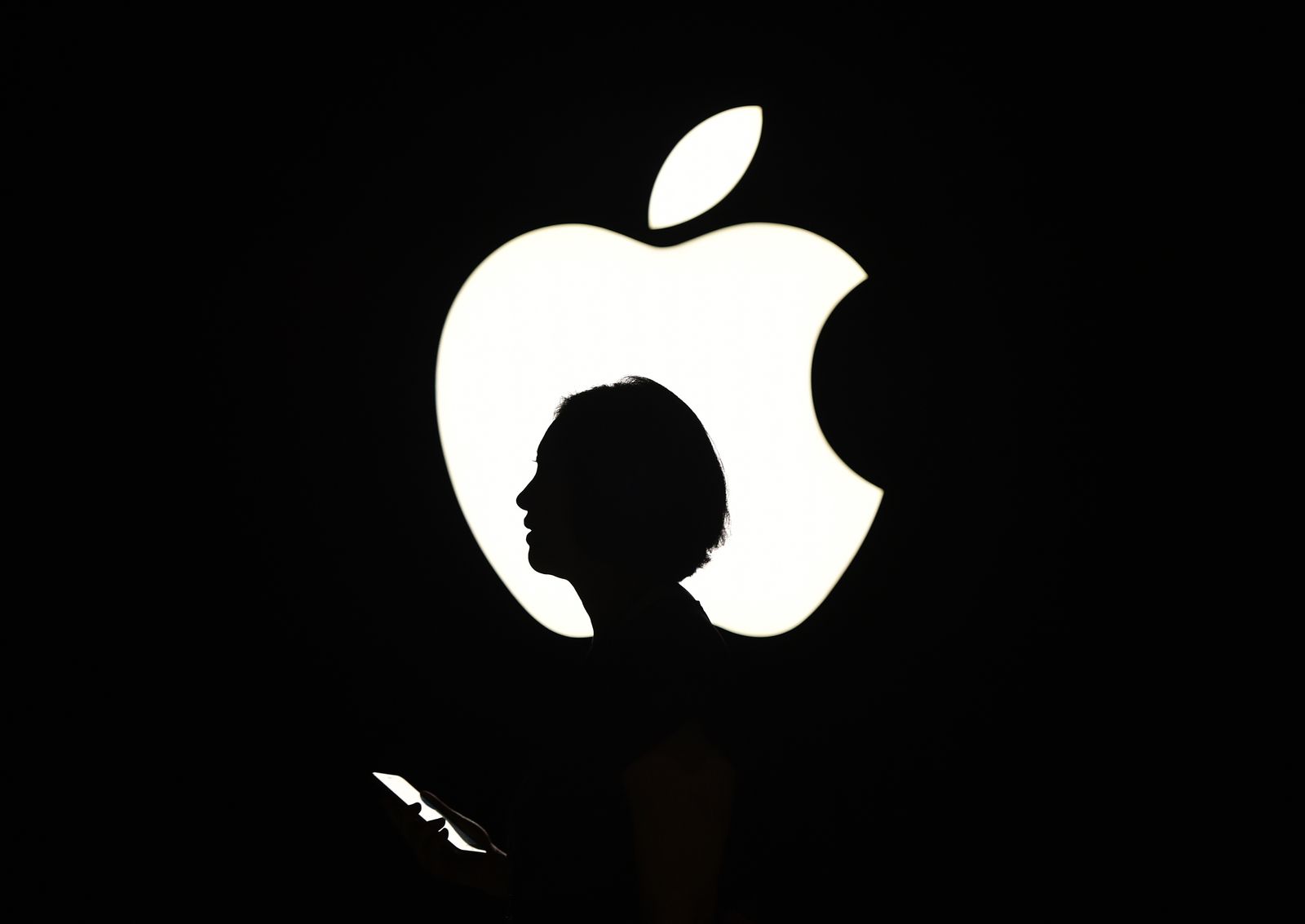 (ملفات) في صورة الملف هذه ، يمشي مراسل بشعار Apple خلال حدث إعلامي في سان فرانسيسكو ، كاليفورنيا في 9 سبتمبر 2015. \ - أصبحت Apple في 19 أغسطس 2020 أول شركة أمريكية تصل قيمتها السوقية إلى 2 تريليون دولار في أحدث عرض لكيفية استفادة عمالقة التكنولوجيا من اضطرابات فيروس كورونا. حقق صانع iPhone هذا التميز في منتصف التعاملات الصباحية وارتفع 1.3 في المائة عند 468.34 دولارًا بالقرب من الساعة 1500 بتوقيت جرينتش. في مارس 2018 ، أصبحت شركة Apple أول شركة عملاقة تصل قيمتها السوقية إلى تريليون دولار. (تصوير جوش إديلسون / وكالة الصحافة الفرنسية) - AFP