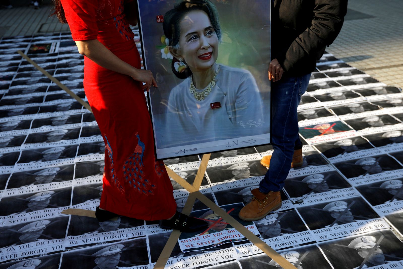 ميانماريون يُقيمون في اليابان يرفعون صورة الزعيمة المدنية أونغ سان سو تشي في احتجاج على انقلاب الجيش- 1 فبراير 2021 - REUTERS