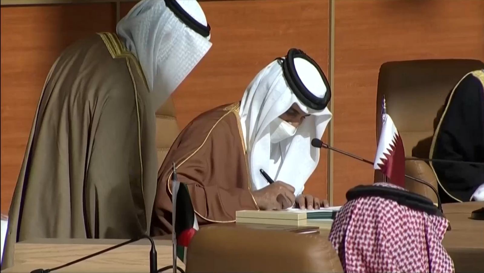 أمير قطر الشيخ تميم بن حمد آل ثاني يوقع على 