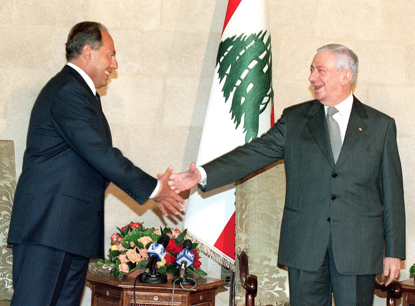 لحظة تسليم السلط بين الرئيس اللبناني المنتهية ولايته آنذاك إلياس الهراوي (يمين) والرئيس المنتخب إميل لحود بالقصر الرئاسي في بيروت- 15 أكتوبر 1998 - AFP