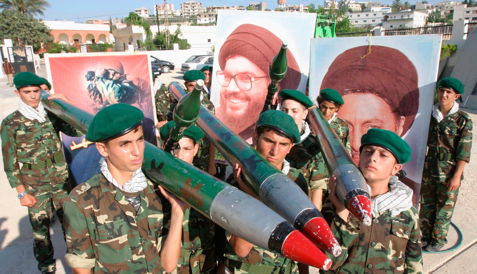 أنصار حزب الله يحملون مجسمات لصواريخ في الذكرى الأولى لحرب الـ2006 أمام صور للأمين العام لحزب الله حسن نصر الله. 22 يوليو 2007