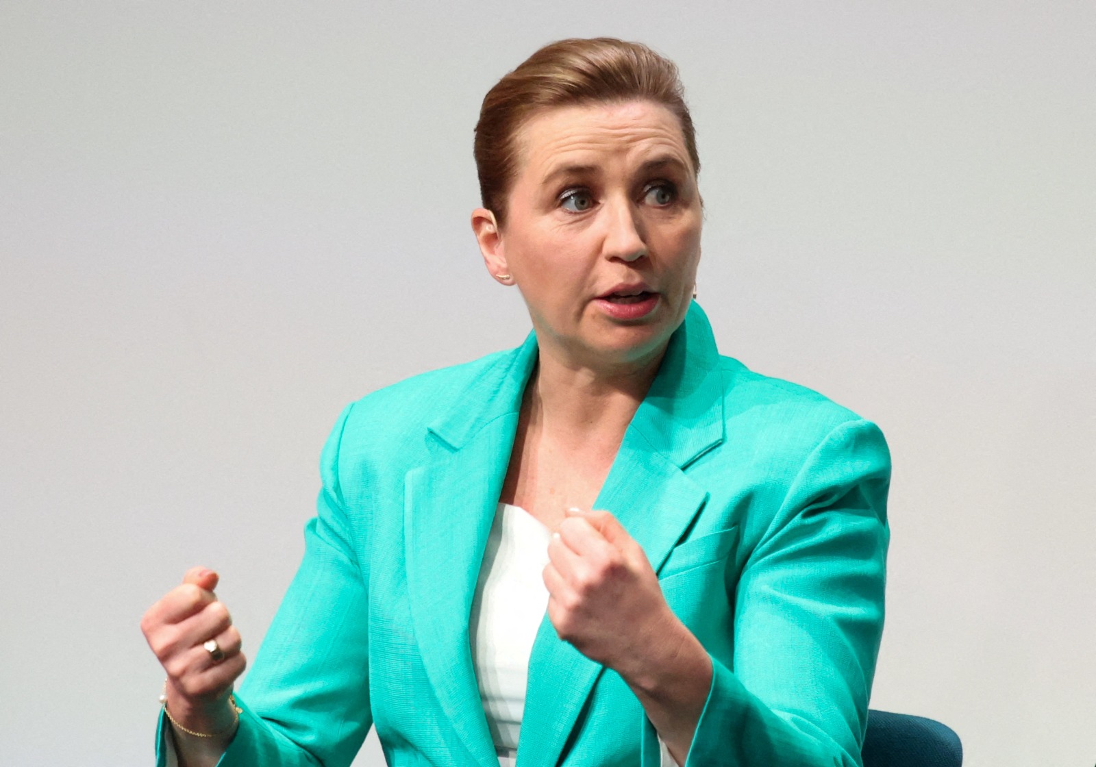 ميته فريدريكسن رئيسة وزراء الدنمارك وزعيمة الحزب الاشتراكي الديمقراطي خلال حضورها مناظرة قادة الحزبين عقب الانتخابات البرلمانية في كوبنهاغن بالدنمارك. 25 مارس 2026