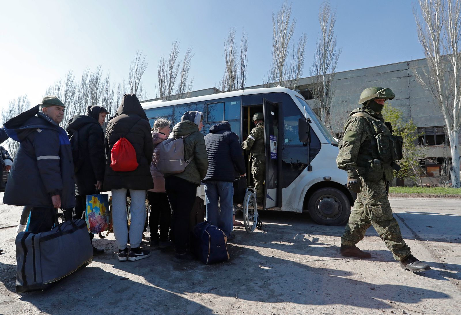 مدنيون يستقلون حافلة لإجلائهم من مدينة ماريوبل جنوبي أوكرانيا. 20 أبريل 2022 - REUTERS