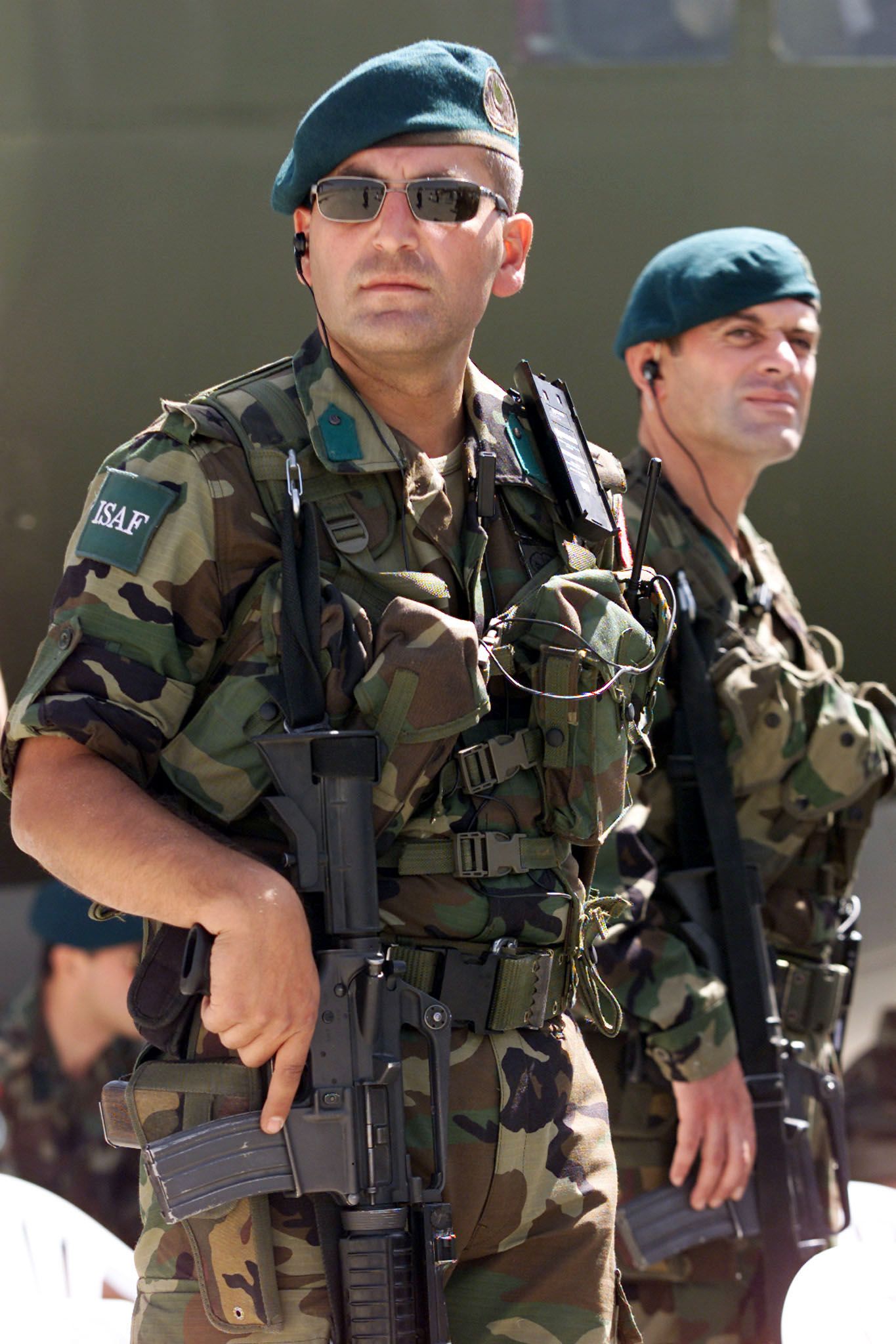 جنديان تركيان من قوة حفظ السلام الدولية (إيساف) في مطار كابول - 30 يونيو 2002 - REUTERS