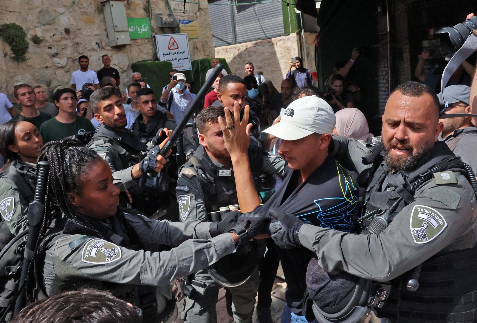 Israeli security forces clash with Palestinian protesters as Israelis rally to mark Jerusalem Day in the Old City, on May 29, 2022. - A tense Jerusalem braced for Israel's 