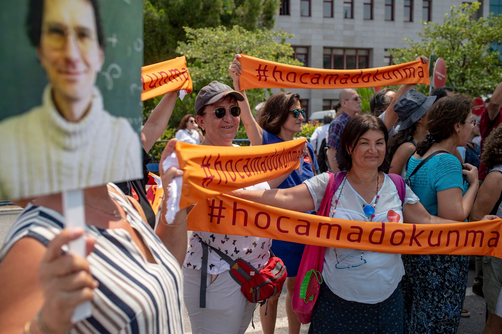 متظاهرون يحملون صورة لعالم الرياضيات التركي تونا ألتينيل خلال مظاهرة خارج محكمة باليكسير ، في 30 يوليو 2019 ، قبل محاكمة الأكاديمي. - AFP
