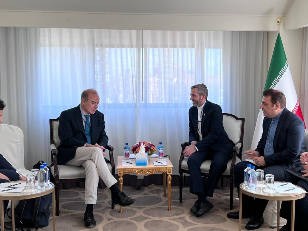 كبير المفاوضين الإيرانيين علي باقري كني مع المنسق الرئيسي لمحادثات فيينا إنريكي مورا في نيويورك. 20 سبتمبر 2022 - ar.irna.ir