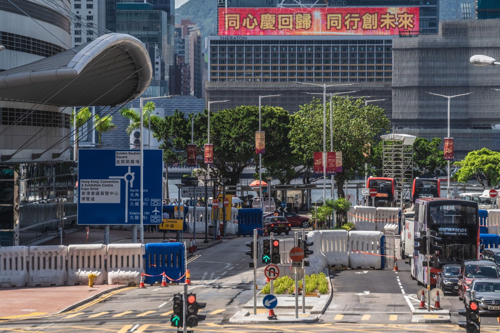 تدابير أمنية أمام مركز المؤتمرات والمعارض في هونج كونج - 27 يونيو 2022 - Bloomberg