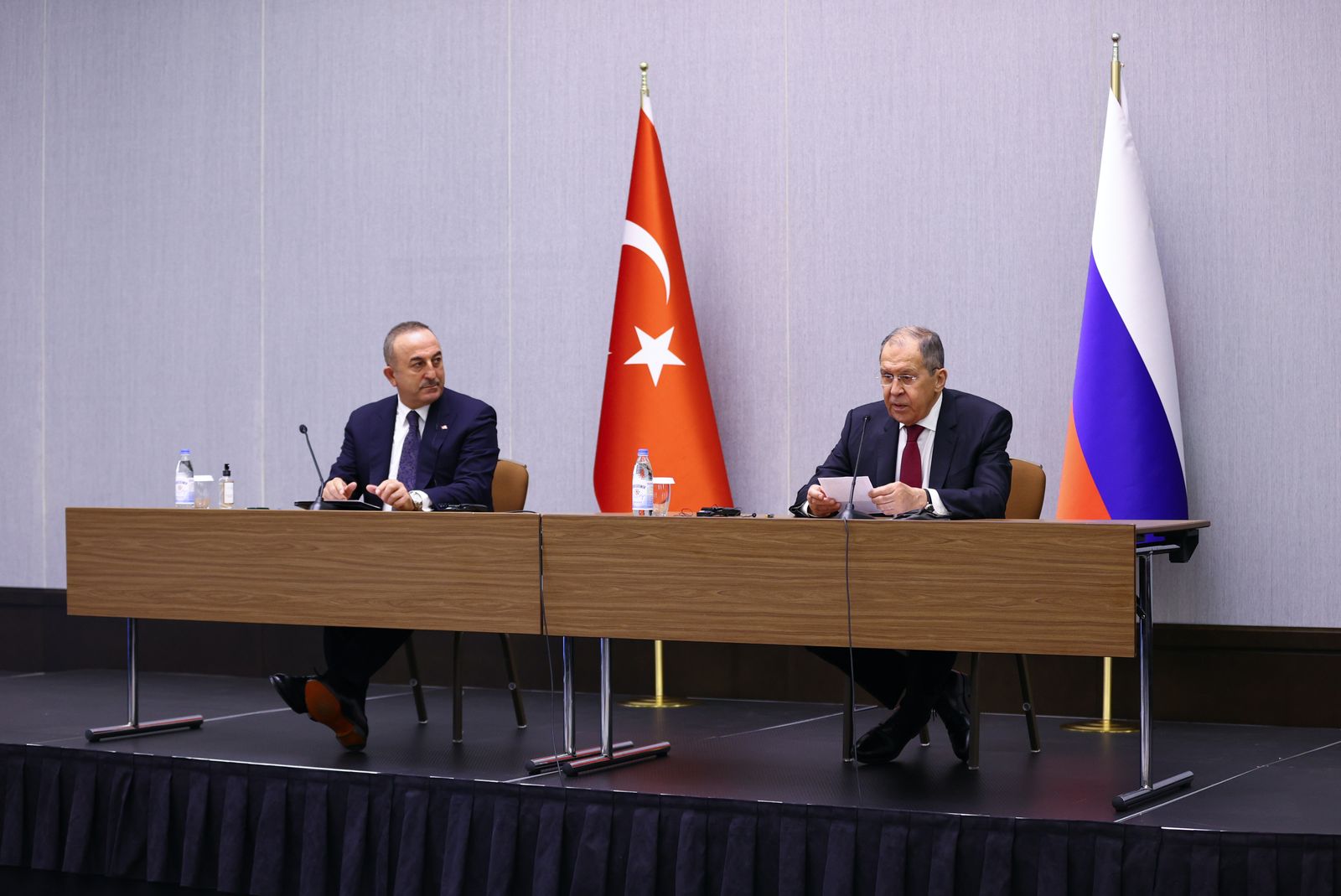 وزير الخارجية الروسي سيرغي لافروف ونظيره التركي مولود تشاويش أوغلو أثناء حضورهما مؤتمر صحافي في سوتش - AFP