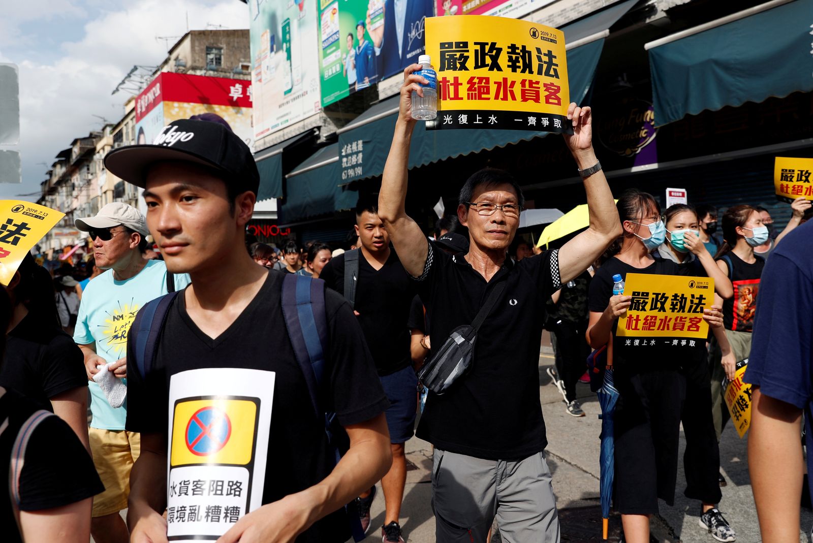 متظاهرون يشاركون في إحدى المسيرات السلمية في هونغ كونغ - REUTERS