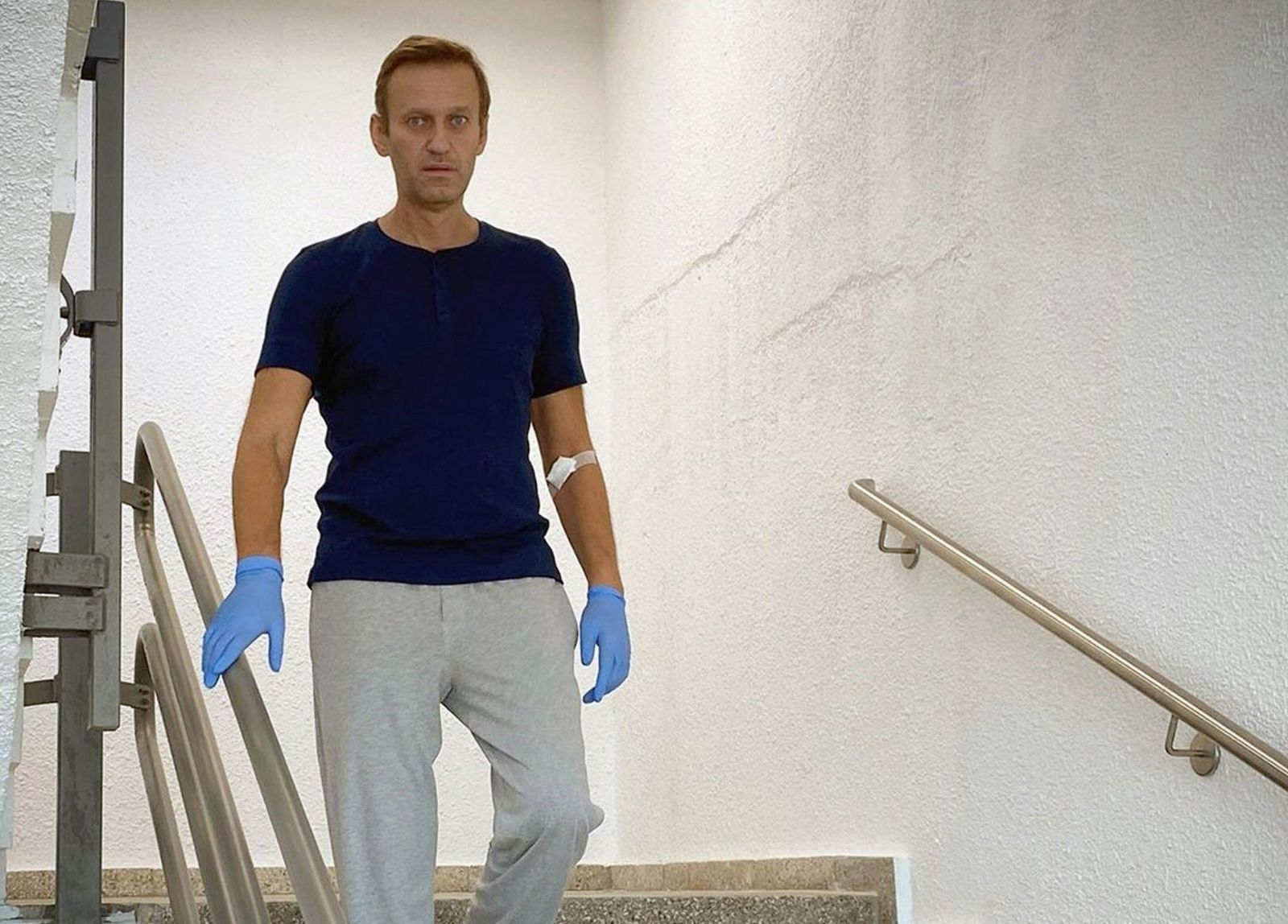 (FILES) This handout picture posted on September 19, 2020 on the Instagram account of @navalny shows Russian opposition leader Alexei Navalny in Berlin's Charite hospital. Russian opposition leader Alexei Navalny died on February 16, 2024 at the Arctic prison colony where he was serving a 19-year-term, Russia's federal penitentiary service said in a statement. (Photo by Handout / Instagram account @navalny / AFP) / RESTRICTED TO EDITORIAL USE - MANDATORY CREDIT 'AFP PHOTO / Instagram account @navalny / handout' - NO MARKETING - NO ADVERTISING CAMPAIGNS - DISTRIBUTED AS A SERVICE TO CLIENTS