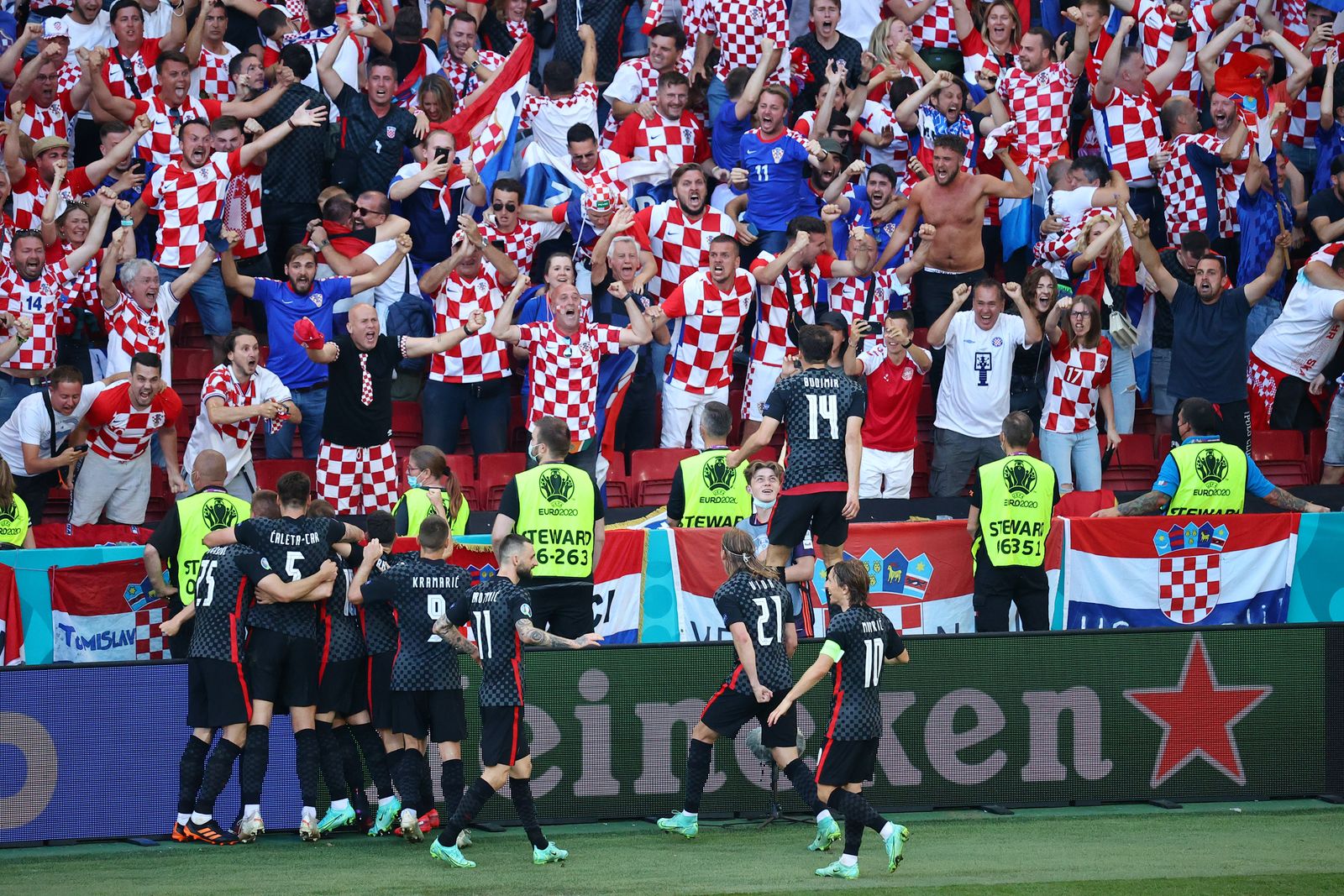 فرحة لاعبي كرواتيا مع الجماهير بعد التسجيل في مرمى إسبانيا في يورو 2020 - Pool via REUTERS