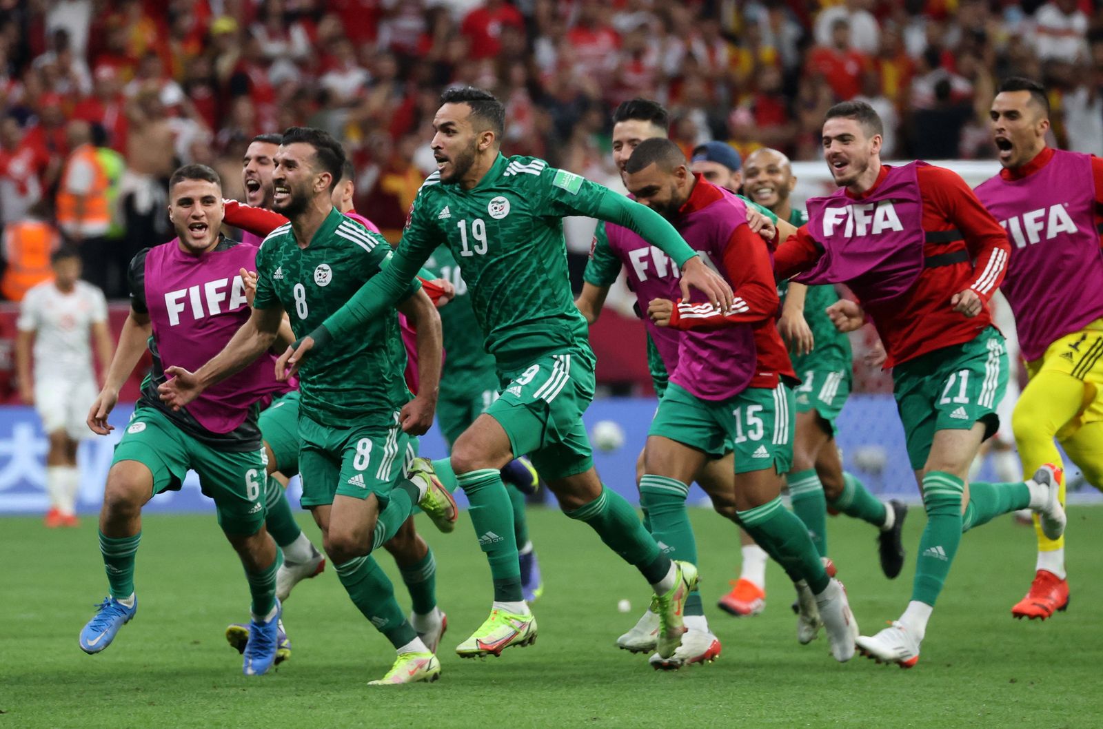 فرحة لاعبي المنتخب الجزائري بعد تسجيل هدف الفوز على تونس في نهائي كأس العرب 2021 - REUTERS
