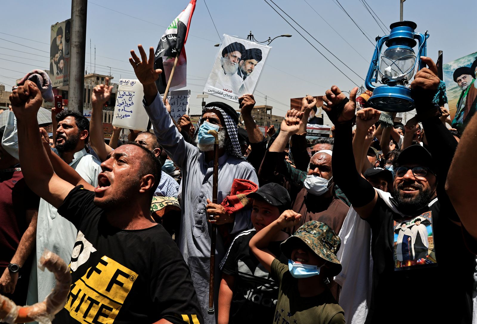 مؤيدو التيار الصدري خلال مظاهرة احتجاجاً على الانقطاع المتكرر للكهرباء في مدينة الصدر العراقية 2 يوليو 2021 - REUTERS