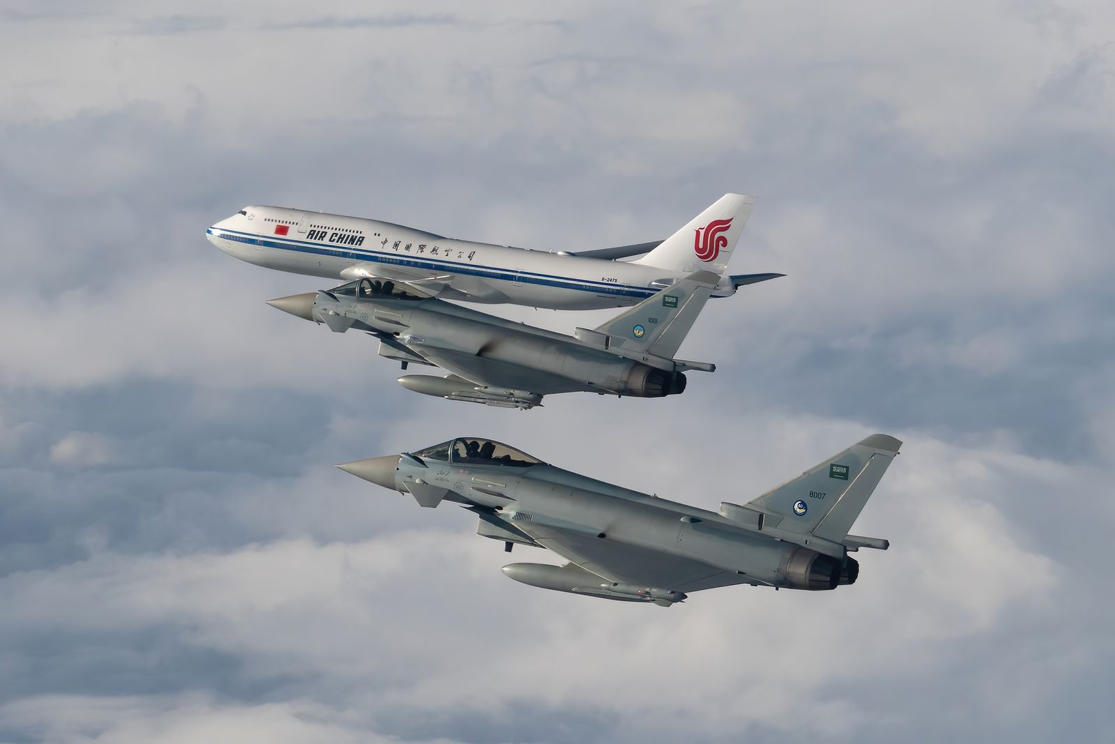 مقاتلات من فريق الصقور السعودية يرافقون طائرة الرئيس الصيني لدى دخولها أجواء المملكة، 7 ديسمبر 2022. - وزارة الدفاع السعودية