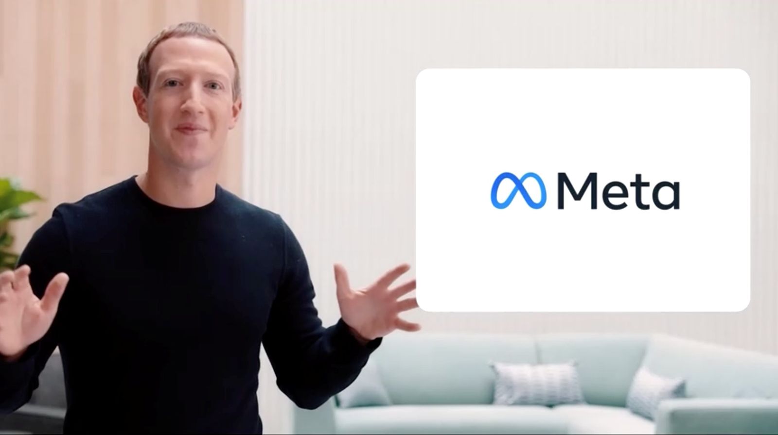 الرئيس التنفيذي لشركة فيسبوك مارك زوكربيرج خلال إعلان الاسم الجديد وبجانبه شعار 