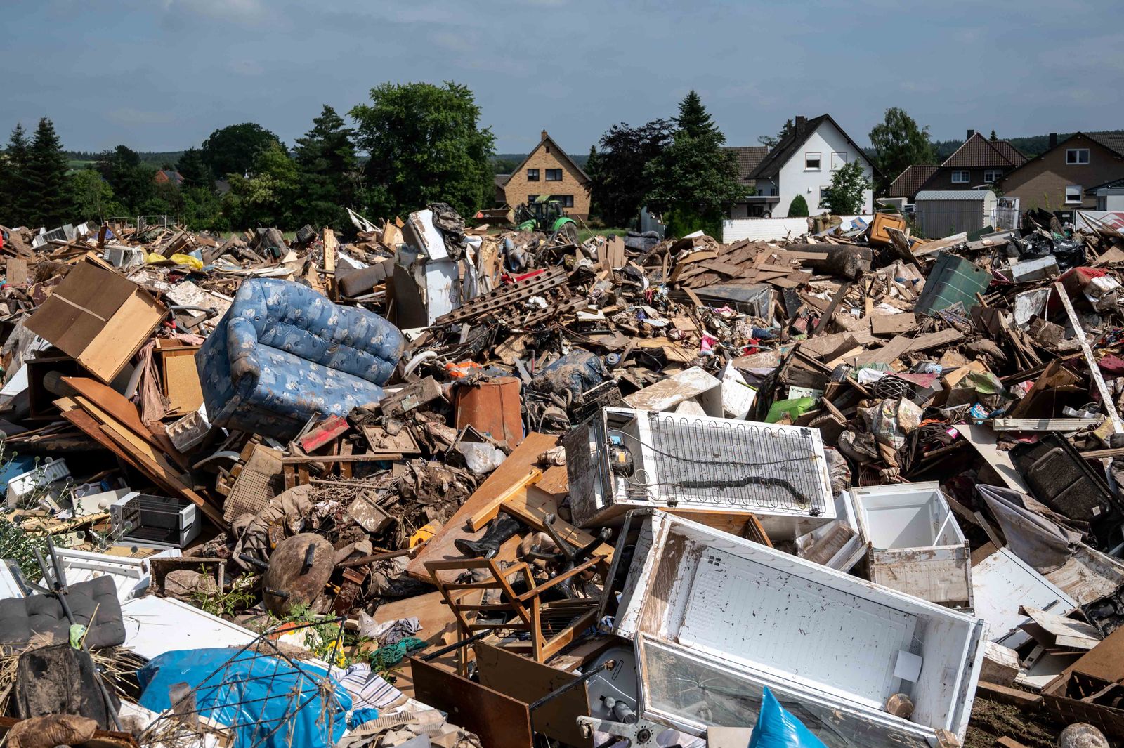 الفيضانات ومياه الأمطار تجرف وتدمر عشرات المنازل في ولايات غرب ألمانيا - 17 يوليو 2021 - Getty Images