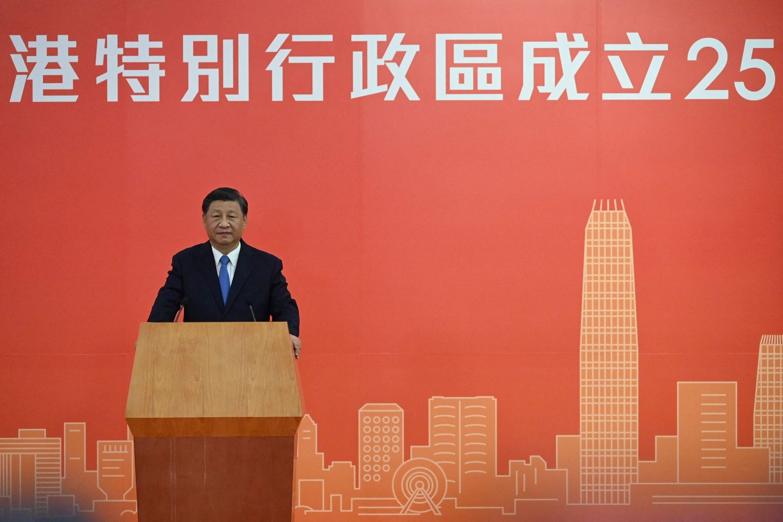 الرئيس الصيني شي جين بينج يتحدث في مؤتمر صحافي لدى وصوله إلى هونج كونج - 30 يونيو 2022 - AFP