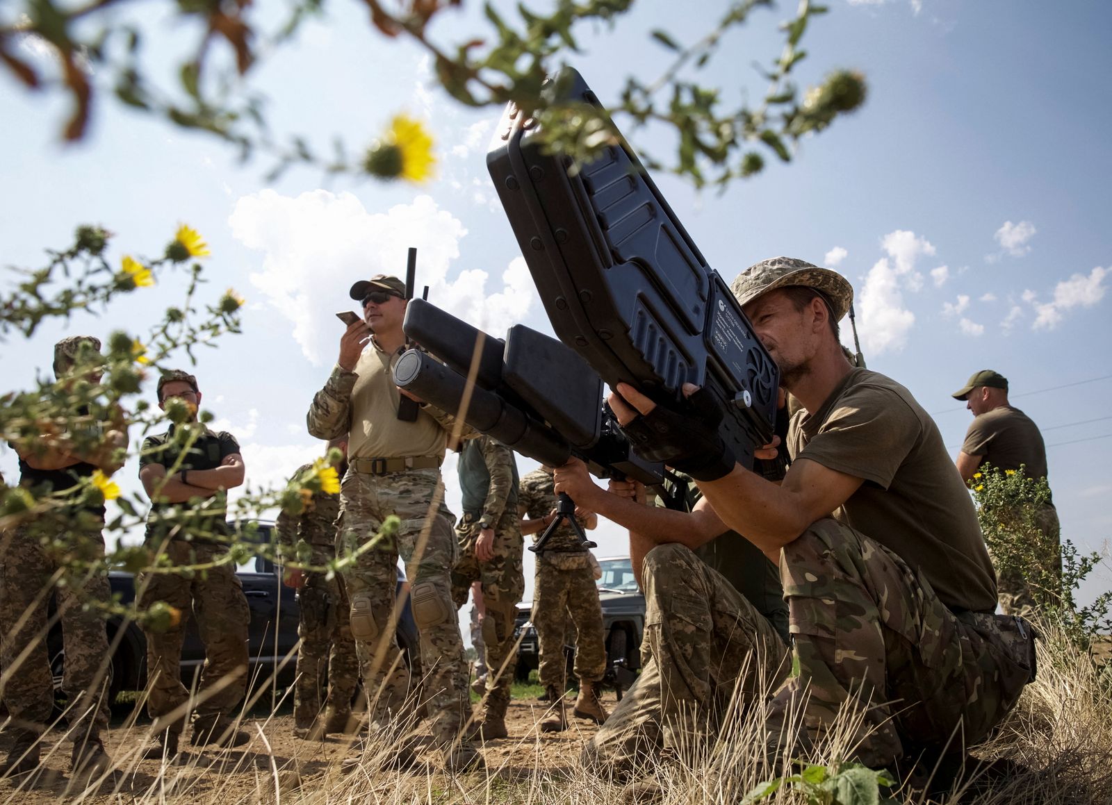 جنود أوكرانيون يحملون سلاحاً مضادة للطائرات المسيّرة خلال تدريب في منطقة ميكولايف- 14 أغسطس 2022 - REUTERS