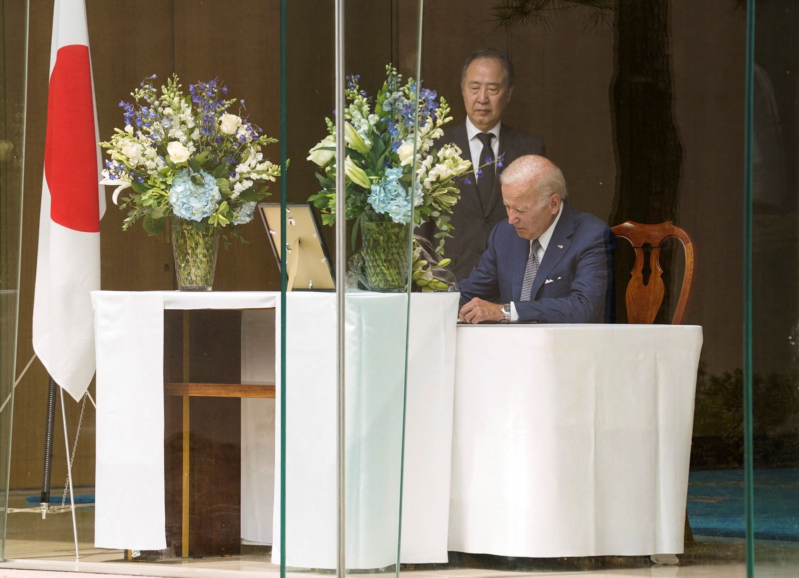 الرئيس الأميركي جو بايدن يشيد برئيس الوزراء الياباني الأسبق شينزو آبي خلال زيارته لمقر إقامة السفير الياباني في واشنطن - 8 يوليو 2022 - REUTERS