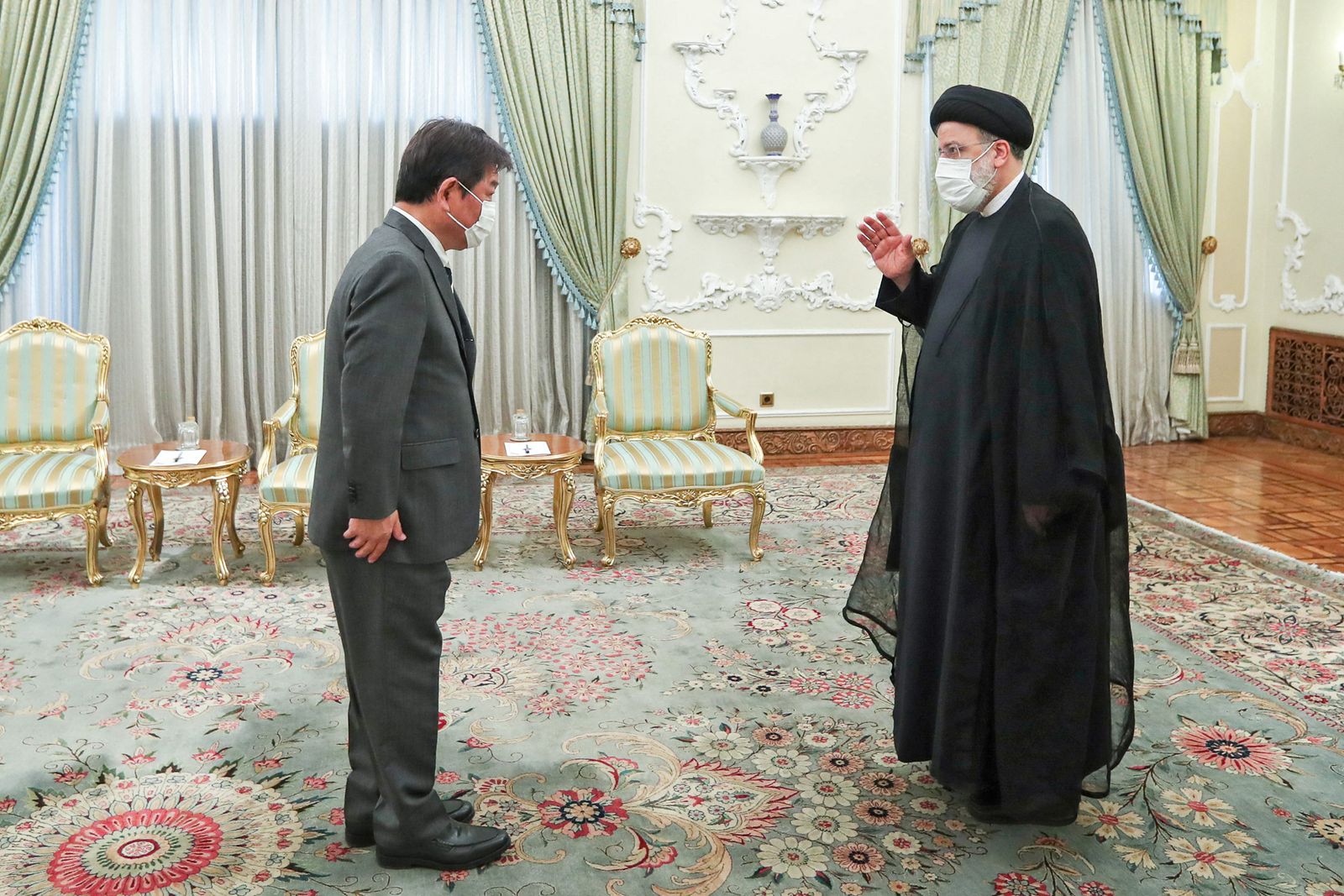 الرئيس الإيراني  إبراهيم رئيسي خلال استقباله وزير خارجية اليابان توشيميتسو موتيجي في طهران - 22 أغسطس 2021 - AFP