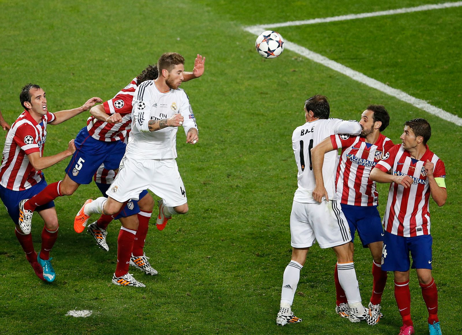 سيرخيو راموس يسجل برأسه هدف التعادل ضد أتلتيكو مدريد في نهائي دوري الأبطال عام 2014 - REUTERS