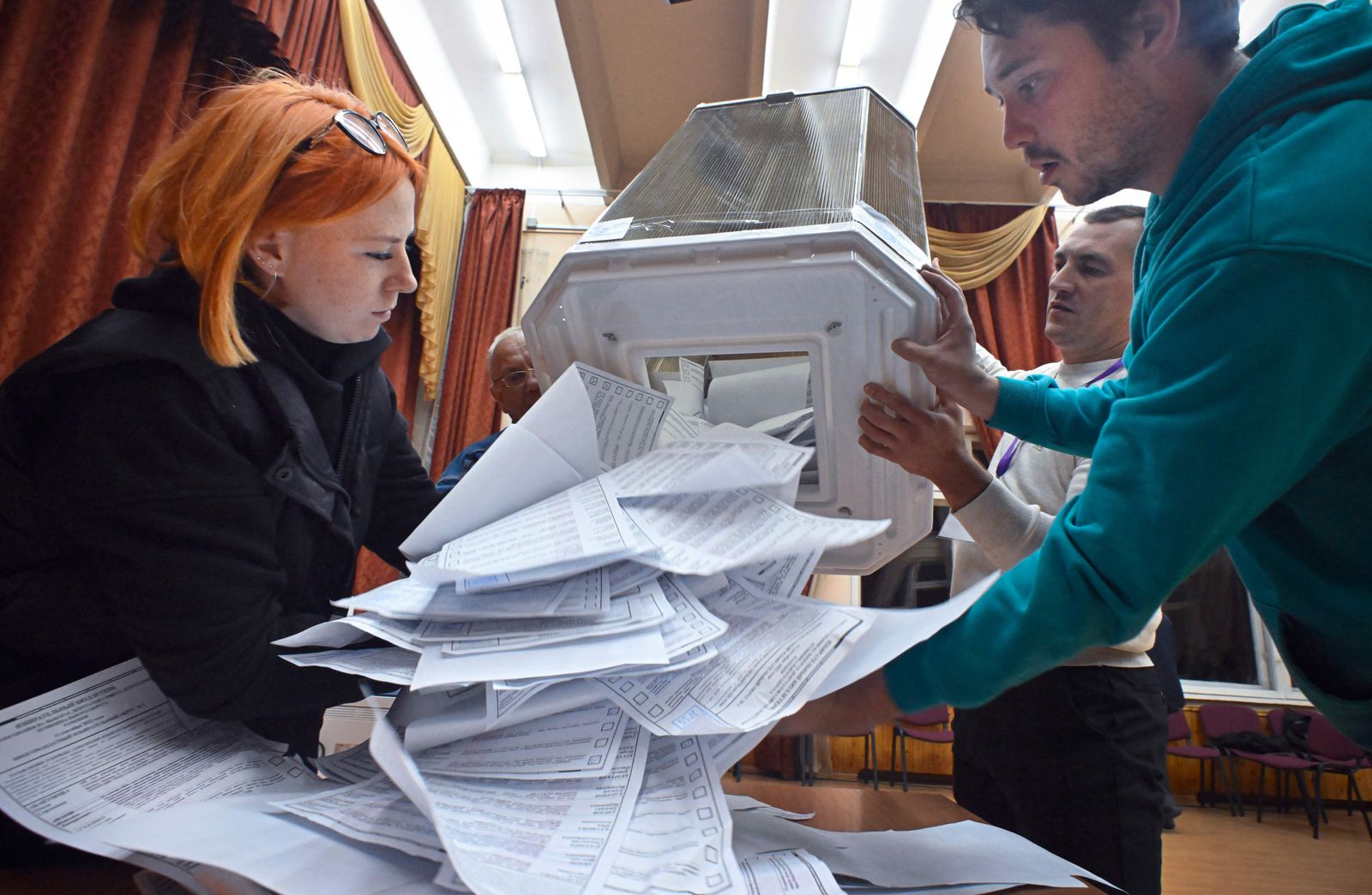 Members of a local electoral commission calculate ballots at a polling station after the last day of the three-day election in Moscow on September 11, 2022. - Russians complete polls to elect regional leaders and parliaments, with the country's opposition facing unprecedented pressure after the start of the Kremlin's offensive in Ukraine. According to Russia's elections commission, 44 million Russians were registered to vote in the polls in 82 regions of the country. Voters in 14 regions will directly elect their governors, while six regions will vote on the make-up of their regional parliament. Twelve regions -- including the capital Moscow -- held municipal elections. (Photo by Alexander NEMENOV / AFP) - AFP