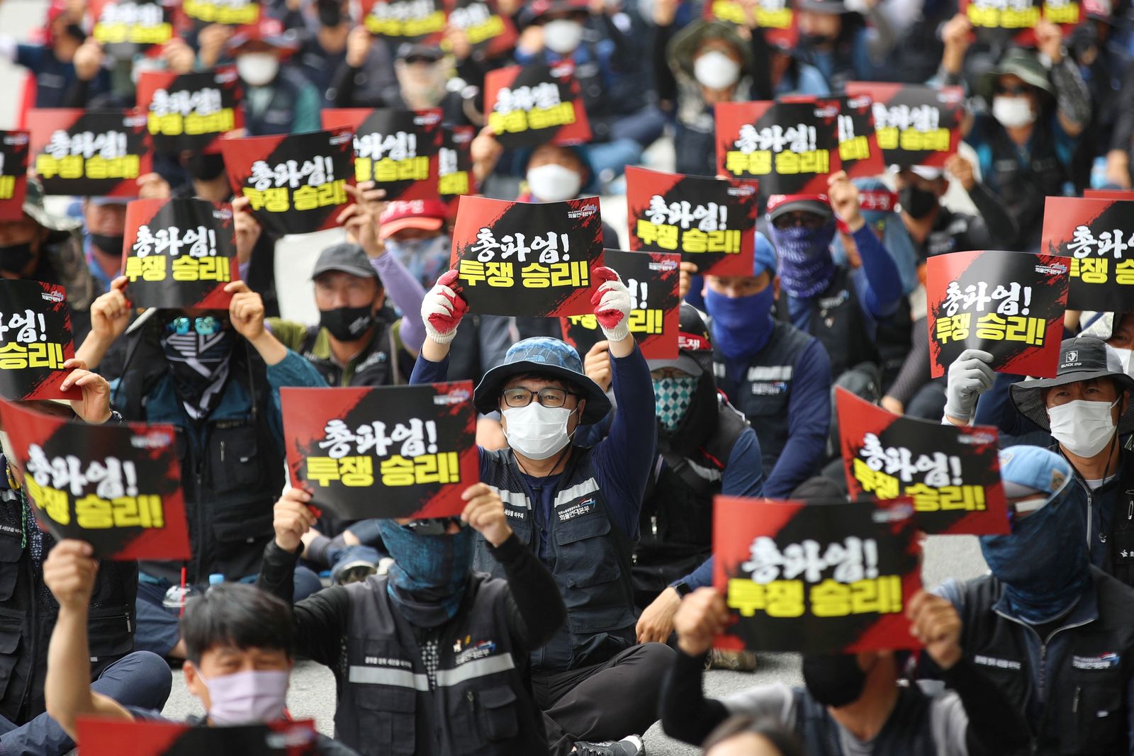 Workers of the Freight Solidarity Union hold a rally in front of the Kia Motors production plant in Gwangju on June 10, 2022. - Thousands of South Korean truck drivers staged a fourth day of strikes on June 10, causing widespread disruptions and straining already-tight supply chains in an early test for the country's newly-elected president. (Photo by YONHAP / YONHAP / AFP) / - South Korea OUT / NO ARCHIVES -  RESTRICTED TO SUBSCRIPTION USE - AFP