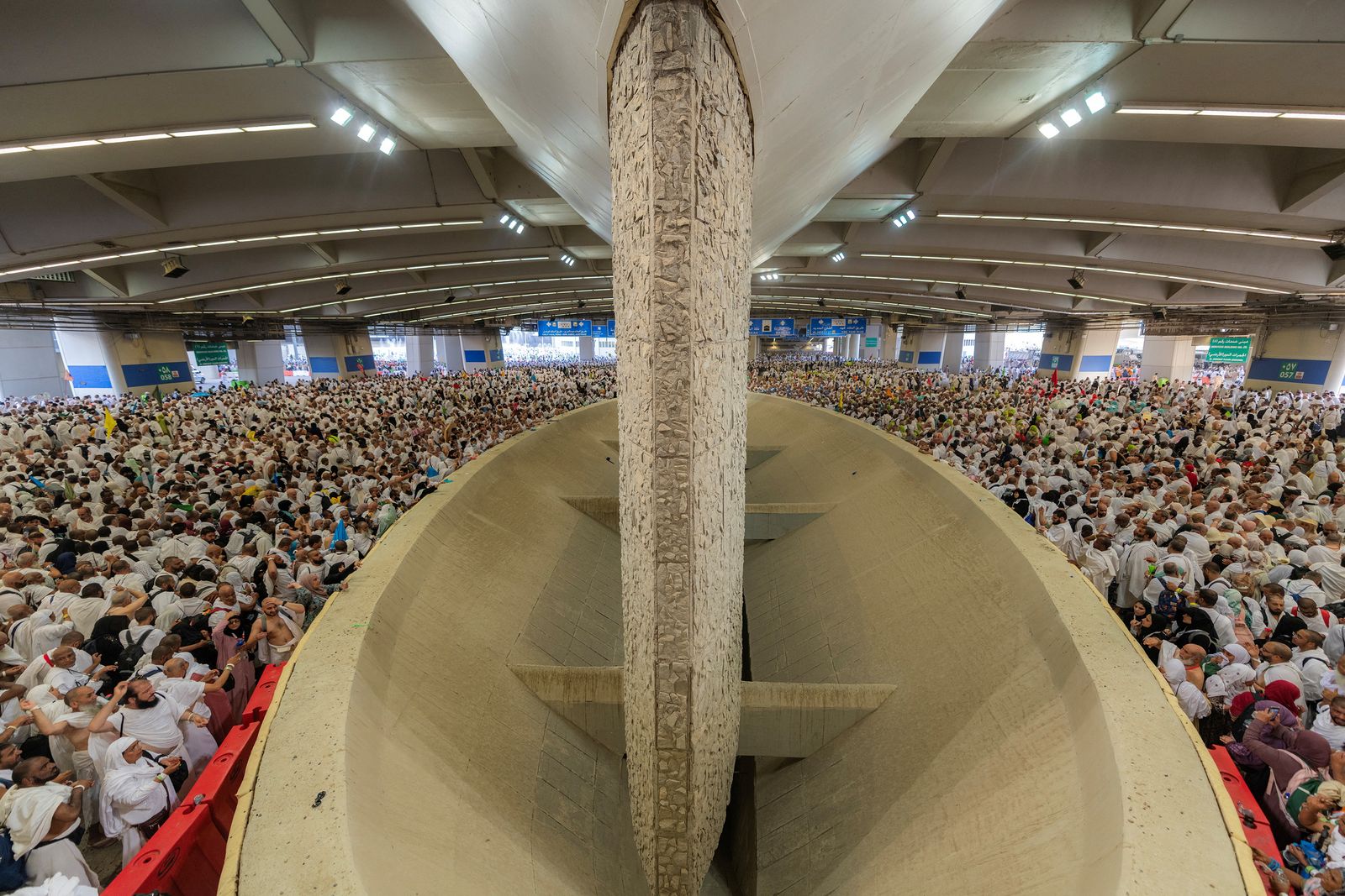 Muslim pilgrims cast their stones at a pillar symbolising Satan, during the annual hajj pilgrimage in Mina, Saudi Arabia, June 6, 2025. Saudi Press Agency/Handout via REUTERS THIS IMAGE HAS BEEN SUPPLIED BY A THIRD PARTY.